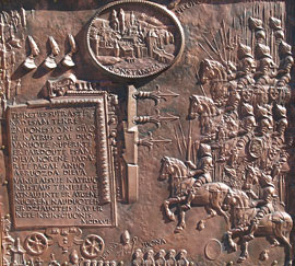 Telšių katedros durų fragmentas, vaizduojantis žemaičių pasiuntinius keliaujančius į Konstancos susirinkimą. Skulptorius Romualdas Inčirauskas, 2009 m.